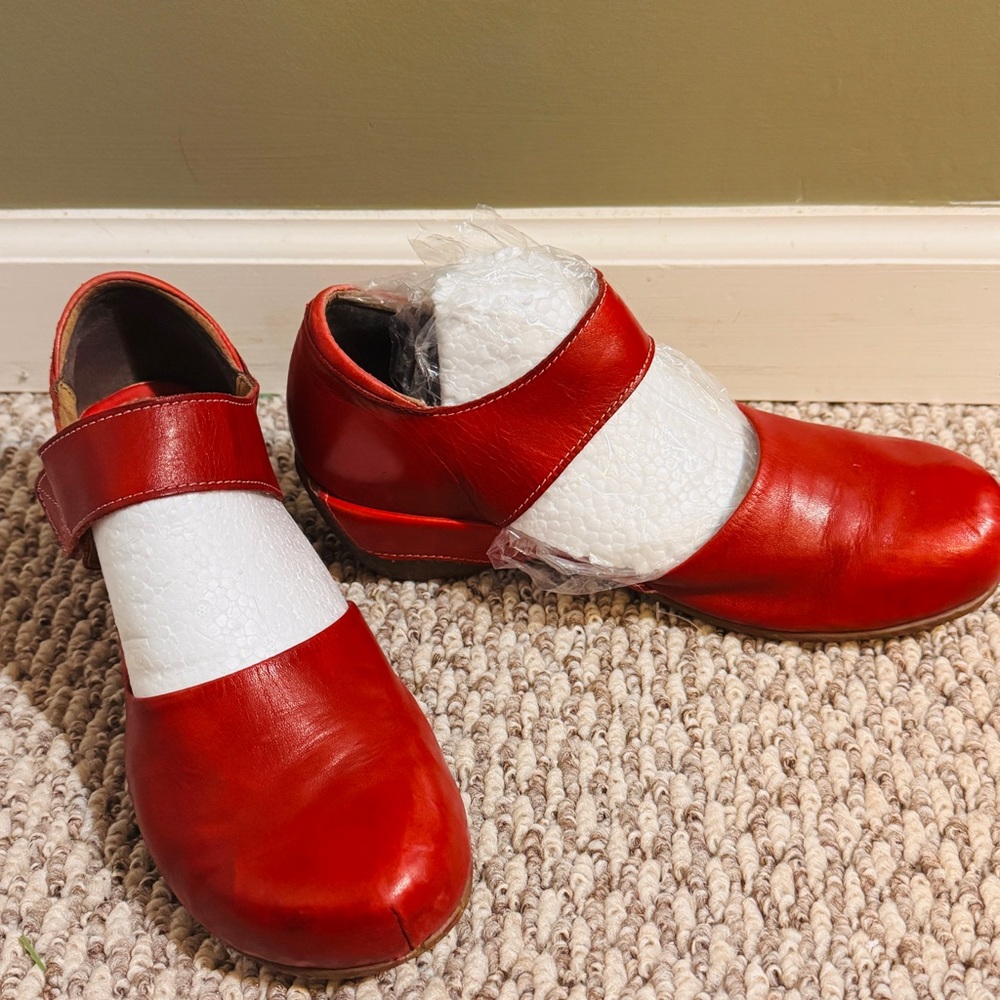 Bright Red L’Artiste Leather Sassy Comfortable Mary Jane Style Shoes! - Picture 3 of 16